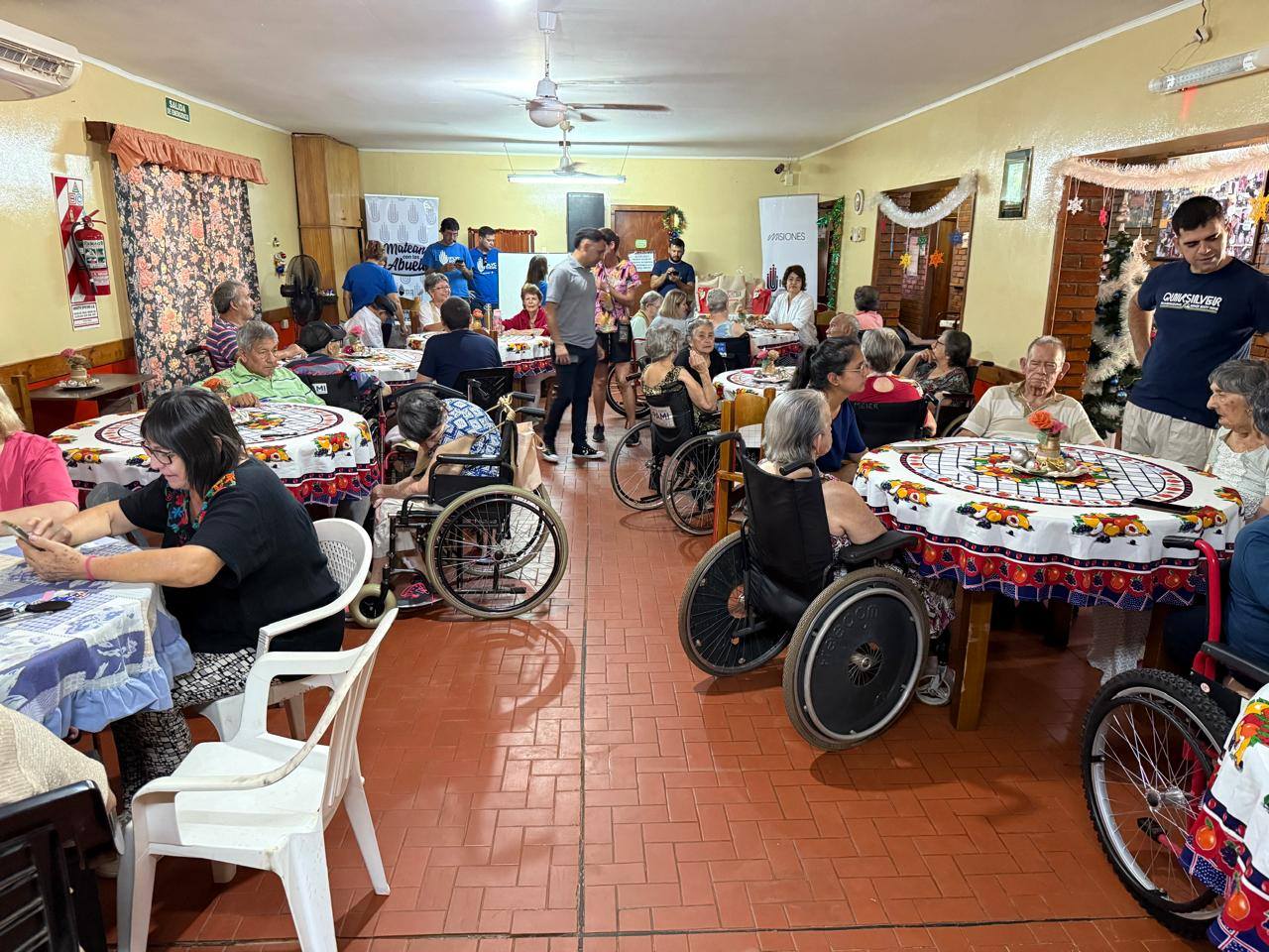 El Bingo del Mateando cerró el año con abuelos del Hogar Santa Marta